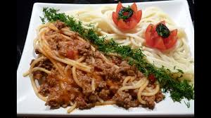 Calim ceapa in ulei impreuna cu piper,sare,boia si usturoi timp de 2 minute apoi adagam carnea si lasa toate aceste ingrediente sa se gateasca timp de 3 minute.oprim focul si adaugam patrunjel si amestecam bine. Spaghete Cu Carne De Vita Si Sos Picant Youtube