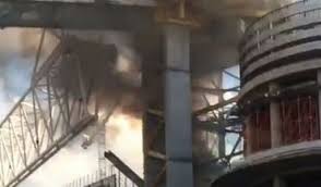 Varias imágenes recorren en este momento en las redes sociales. Gazetaweb Pequeno Incendio Atinge Obras Do Estadio Santiago Bernabeu Do Real Madrid