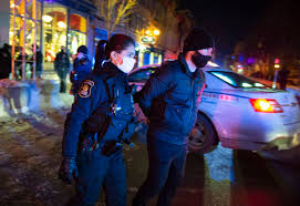 Composé de couvre, forme du verbe couvrir, et de feu. Les Policiers Remettent Plus De 200 Constats D Infraction A Des Manifestants Defiant Le Couvre Feu Actualites Le Soleil Quebec