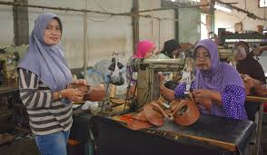 Kali ini gas bumi pgn mengalir ke pabrik produksi tali sepatu di pasuruan, jawa timur. Usaha Jahit Sepatu Milik Rohmania Semakin Berkembang Sejak Gabung Ukm Binaan Semen Indonesia