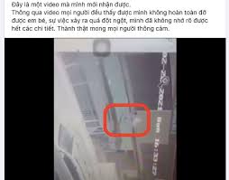 Trước đó vào 17h30 ngày 28/2, đoạn clip bé gái bò ra ở ngoài ban công tầng thứ 12 rồi bị rơi xuống khiến nhiều người ở tòa nhà đối diện được phen thót tim. Jdniztbeftpuem