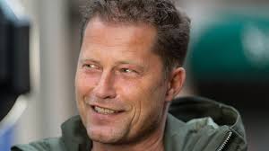 Hundewelpen , schnappschüsse aus dem fitnessstudio oder bilder von. Instagram Til Schweiger Nimmt Sich Und Seine Wasserpreise Aufs Korn Stern De