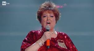 Sanremo 2021, orietta berti è una grande protagonista di questa edizione del festival di sanremo e pare che sia stata anche al centro di una polemica. Sanremo 2021 L Abito Di Orietta Berti Terza Serata Festival Stilista Look