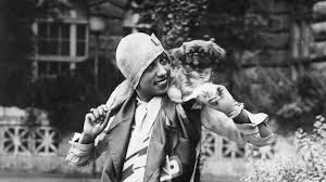 The first black star of scenic arts, josephine baker is also known as the black venus, the black pearl or creole goddess. Josephine Baker Biografie Oe1 Orf At