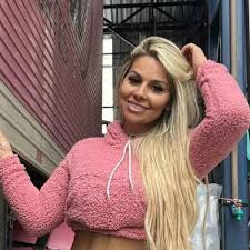 Sheila Bellaver posa nua e promete acabar com suspense de tatuagem íntima -  Famosos | Entretenimento