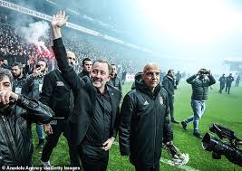 Beşiktaş'ın yeni teknik direktörü sergen yalçın, nevzat demir tesisleri'nde beşiktaş'ta ilk idmanına çıktı. Besiktas New Boss Sergen Yalcin Given Implausible Reception As Fanatics Fill Stadium And Let Off Flares Kashmir Broadcasting Corporation