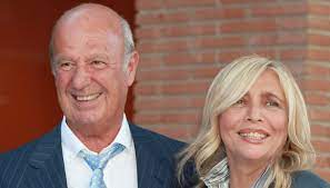 Dopo aver manifestato le proprie scuse a don antonio mazzi, mara venier si è allontanata dal sacerdote e si è diretta verso gli operatori che lavorano al programma. Chi E Nicola Carraro Il Marito Di Mara Venier Dilei
