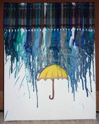Una pila de lápices de colores sobre un fondo blanco. I Decided To Get Creative And Make It Rain I Held A Cup To The Canvas While Melting The Crayons To Make The Wax Run Around It Dibujos Arte Partes De
