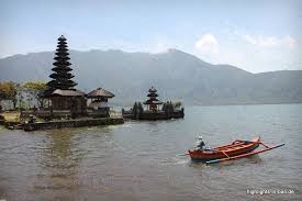 The dominant shrines are meru's (pagodas) dedicated to the lake goddess and the gods of mount batur and mount gunung agung, the largest volcano in bali. Pura Ulun Danu Bratan Auf Bali