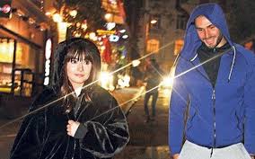 1.65 boylarında, 48 kilo civarında olan sevda erginci, saç rengi ve gözleri kahverengidir. Yilmaz Kunt Kac Yasinda Sevda Erginci Nin Sevgilisi Kim Isi Ne Internet Haber