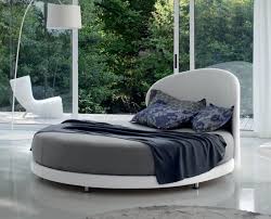 Divano letto tondo da giardino in polyrattan colore caffè, un regalo per chi ama abbandonarsi in totale relax all'ombra nel giardino. 24 Aprile 2021 Blog Arredamento