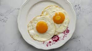 Jika satu butir telur goreng seberat 100 gram dimasak dengan cara didadar dengan 1 sdm minyak mengandung kalori sebesar 286,6 kkal. Kalori Nasi Goreng Vs Kalori Nasi Putih Telur Ceplok Mana Yang Lebih Banyak