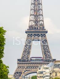 From ring shopping to hiring a photographer and memorizing that take your girlfriend on a walk from the louvre towards the tower. Eiffelturm Seitenansicht Von Strassen Stockfotos Freeimages Com