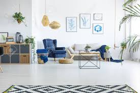 Attention, emprunter de l'argent coûte aussi de l'argent. Spacieux Salon Avec Canape Fauteuil Et Affiches Banque D Images Et Photos Libres De Droits Image 82160755