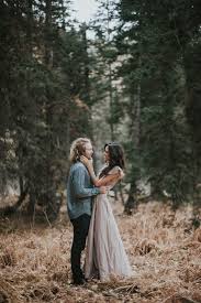 This Salt Lake City Engagement Is Like A Folksy Forest Fairy Tale Verlobungsbilder Verlobungsfoto Outfits Hochzeit Wald