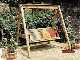 C'est un produit tout à fait nouveau avec un design unique. Design Moderne De La Balancoire En Bois Et En Fer Archzine Fr Balancelle De Jardin Balancoire Bois Sieges De Jardin