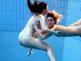 Nackte junge teen girls im schwimmbad