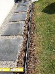 Comment Poser Bordure Metallique Acier Galvanise Pieu Tranchee Beton Allee Bordurette Jardin Metal Volige Bricolagefacil With Images Peisagistică Trotuar Curți Interioare