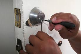 A common problem when picking door locks or deadbolt locks is having difficulty picking the lock in the correct direction to open. Lock Picking And Lock Bumping What S The Difference Wynns Locksmiths