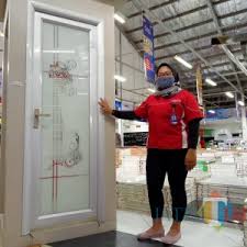 Model pintu aluminium ini, akan memudahkan cahaya masuk lebih terang. Pintu Kamar Mandi Kaca Dari Graha Bangunan Sulap Hunian Lebih Menawan Jatim Times