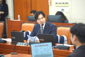 금융위원장 "산은 부산 이전 하지 않는 것으로 정리" 파장