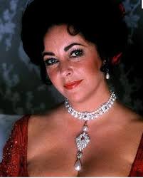 LE COLLIER DE PERLES D'ELIZABETH TAYLOR, LA PEREGRINA, DATE DU XVI E  SIÈCLE. En 2011, des collections légendaires de bijoux en provenance  d'Hollywood, dont l' icône de style est Elizabeth Taylor, qui