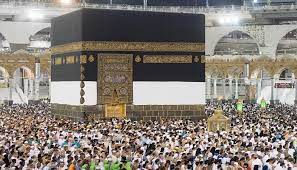 مقام إبراهيم حجر قام عليه نبي الله عند بناء الكعبة
