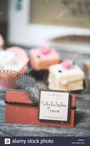 Petits fours selber machen und dekorativ petit four rezepte. Tortchen Petits Fours In Einer Hochzeit Stockfotografie Alamy