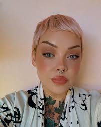 i love being a feminine girl🫦.. i love makeup, pink, love songs, picking  out a outfit, getting compliments from other girls, perfume, & smelling  good, having a skin care routine, taking long