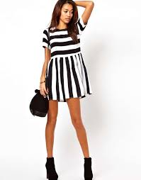 Fai una cucitura a zig zag su tutti i bordi del tessuto, poi piega il tessuto a metà dal lato lungo (dritto contro dritto) e chiudi il lato aperto con un'impuntura su tutta lunghezza a partire da 3 cm dall'alto (che non dovrai cucire). Mini Abiti Fai Da Te Per L Estate