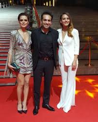 Özge özpirinçci ve buğra gülsoy ile kahkaha dolu sohbe. Ozge Ozpirincci Nilay Deniz Bugra Gulsoy Pantene Altin Kelebek Golden Butterfly Awards Famousfix
