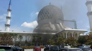 Shah alam malaysia terletak di 6959.10 km barat laut dari mekah. Video Masjid Negeri Selangor Terbakar Selepas Solat Jumaat Mynewshub