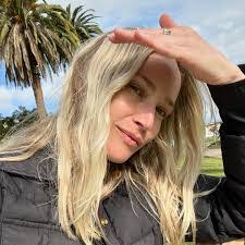 Lauren Hastings's Instagram, Twitter & Facebook