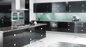 Beyaz duvarları olan bir mutfakta dolaplar canlı kırmızı ise genel mekan hafif gül rengi olarak algılanacaktır. Koyu Renk Sevenlere Siyah Mutfak Dolaplari Dekorasyon Rehberi