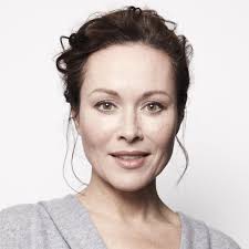 Amanda Mealing's Instagram, Twitter & Facebook