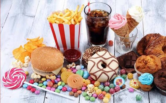 Thực hư chuyện 'ăn nhiều bánh kẹo, uống nước ngọt khiến trẻ dậy thì sớm'