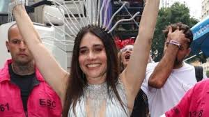 Famosos curtem desfile do bloco Acadêmicos do Baixo Augusta; veja fotos