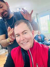 Me tocó corte con mi diseñador de imagen !!! Gabriel Sanchez 🍁🍂 Y es que  traía un concepto que cuando me ponía la gorra , boina o sombrero por atrás  , me