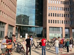 Bio family, friends, fun, fighting spirit, fairness. Pvda Organiseert Fietstocht Langs Villa S Van Rijke Oost Vlamingen Nee We Wandelen Niet Door De Voortuin Van Marc Coucke Foto Pzc Nl