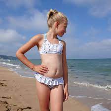 Retrouvez sur vertbaudet une collection complète de maillots de bain pour fille. Thalassa Patron Maillot De Bain Fille Du 2 Au 12 Ans Petits D Om