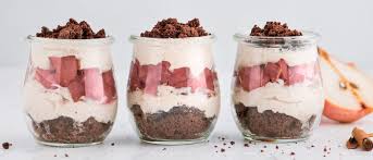 Ecco tante golose ricette di dolci vegani al cucchiaio morbidi e cremosi, tutti senza uova, latte e burro. Crema Di Ricotta Con Crumble Al Cacao E Pere Al Sagrantino
