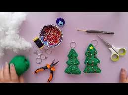Orgu Agac Yapimini Amigurumi Oyuncaklarinizla Birlikte Kullanabilirsiniz Orgu Anahtarlik Modelleri Olarak Kullanabil Yilbasi Susleri Elisi Fikirleri Amigurumi