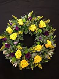 Yellow Rose And Purple Lisianthus Funeral Flower Wreath Country Garden Florist Tonbridge Decoracion De Unas Flores Corona Floral