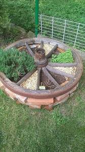 Dekoratives Altes Wagenrad Holz In Baden Wurttemberg Muhlhausen Jacqueline Wagner Holz Garten Garten Ideen Hinterhof Garten Ideen