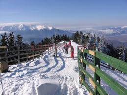 Zăpada există începând cu jumătatea lunii decembrie şi până la. Poiana BraÈov Cea Mai PopularÄ StaÈiune De Schi Din Romania Coltisor De Romania