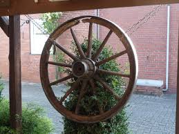 Ein Wagenrad Wagenrad Landschaftsbau Deko