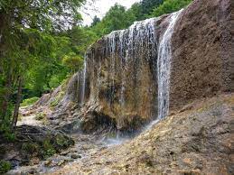 Se află la intersecția unor drumuri istorice ce leagă muntenia, transilvania și moldova. DrumeÈie De Weekend In Vama BuzÄului Cascada UrlÄtoarea Èi RezervaÈia Valea Zimbrilor Pemeleaguri Ro