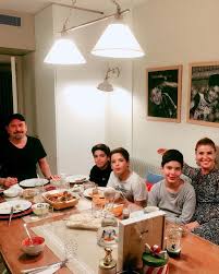 Aile mahkemesi'nde görülen duruşmada, gülben ergen, mustafa erdoğan ile ergen'in avukatı kezban hatemi ve erdoğan'ın avukatı ali gayıranal hazır bulundu. Gulben Ergen Mustafa Erdogan Ile Yakin Akraba Gibiyiz Magazin Haberleri Fiskos Haberleri