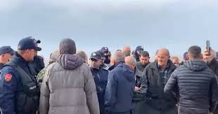 Rrjolli sot është prova më e qartë se si funksionon cikli i braktisjes në  këtë vend. U lanë vetëm qytetarët e Astirit. U lanë vetëm qytetarët e  Durrësit pas tërmetit. U lanë