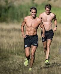 Im rennen über zehn kilometer setzte sich der 25 jahre alte norweger trotz einer strafrunde in 23:46,30 minuten vor dem franzosen antonin guigonnat. Emil Hegle Svendsen And Tarjei Boe Biathlon